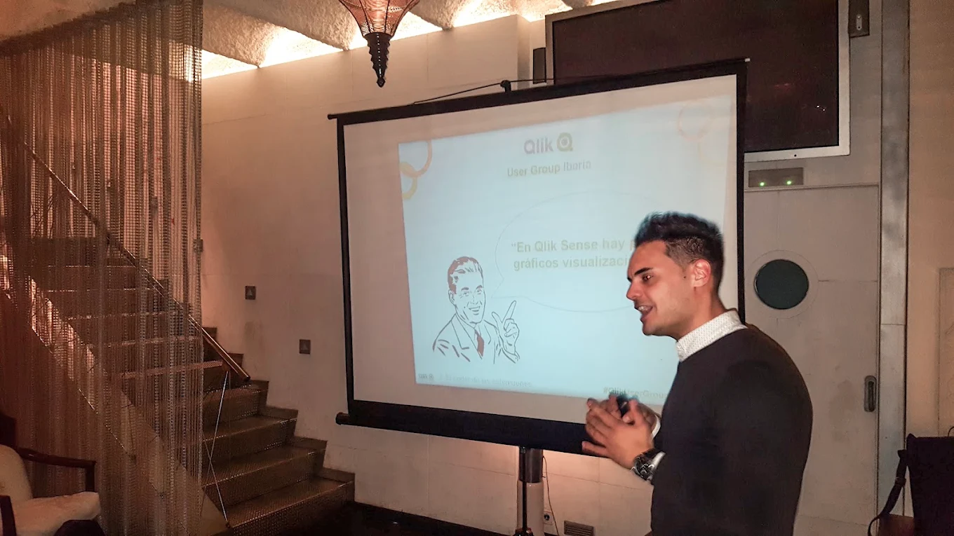 Daniel García delivering a training session on Qlik Sense
