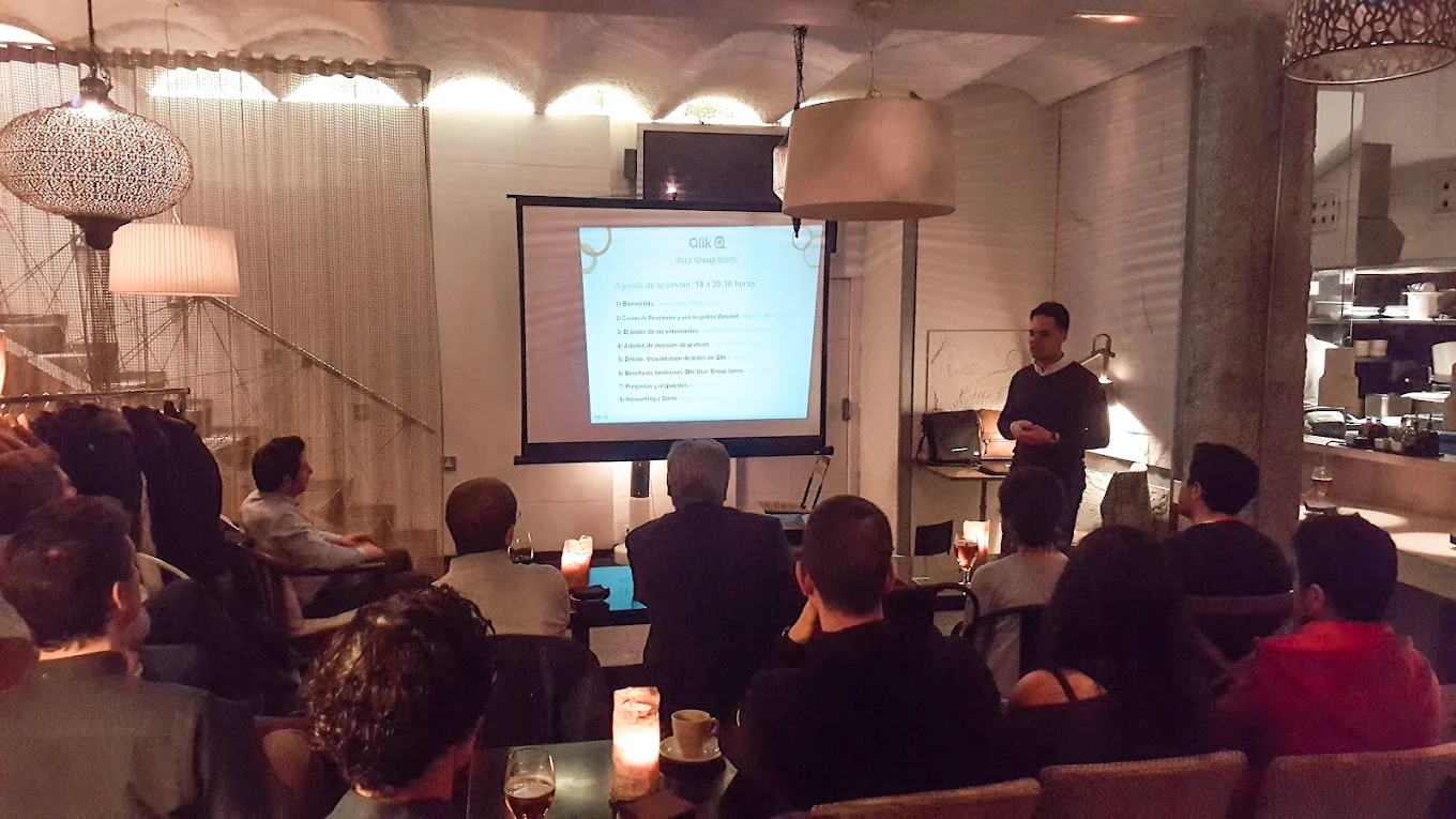 Daniel García presenting at a Qlik User Group meetup in Barcelona